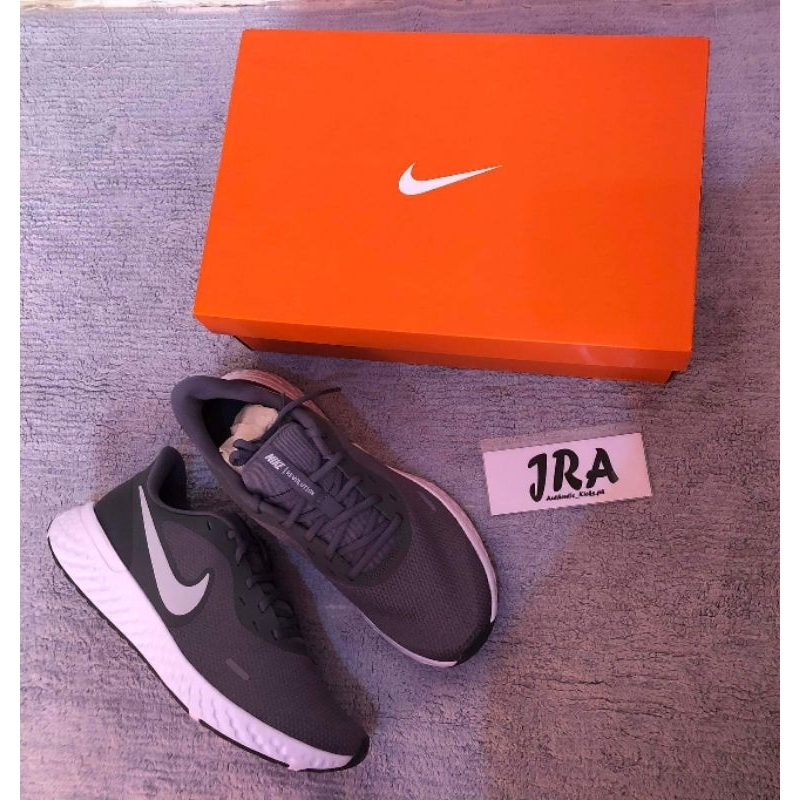 NIKE REVOLUTION 5 COOL GREY