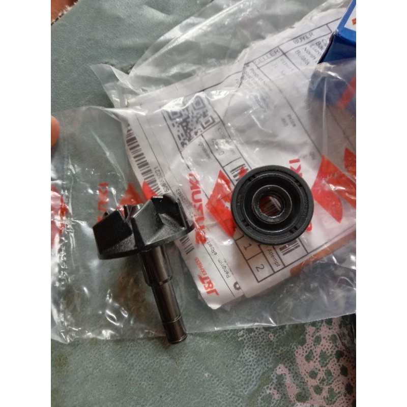 SGP Water pump oil seal + propeller Raider 150 fi/Gsx150 Shopee