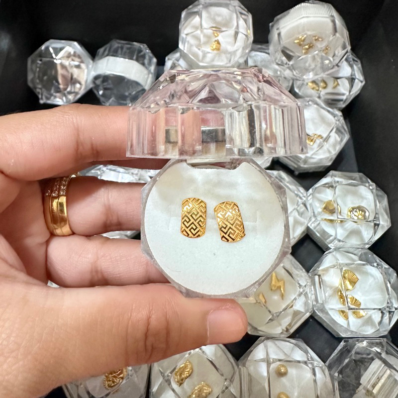 Pawnable 18K Saudi Gold Screwtype Earrings (De Roskas)