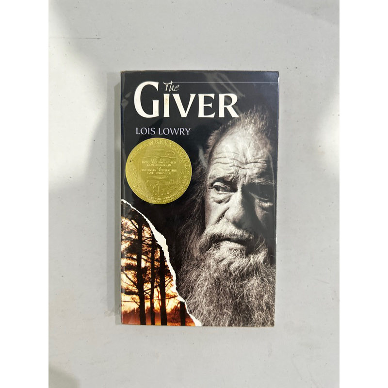 The Giver by Lois Lowry (Preloved) | Shopee Philippines