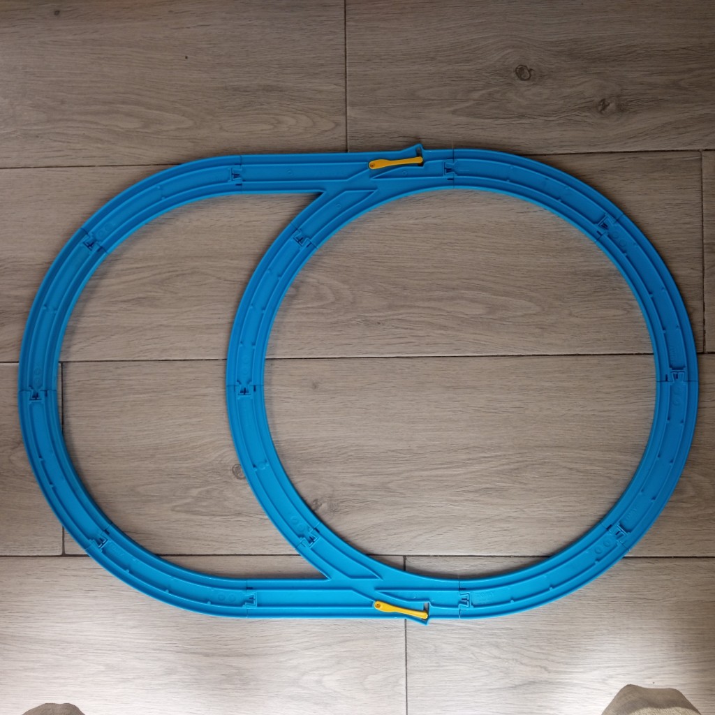 Preloved Tomy Basic Set Looping Rail layout plarail track PER SET ...