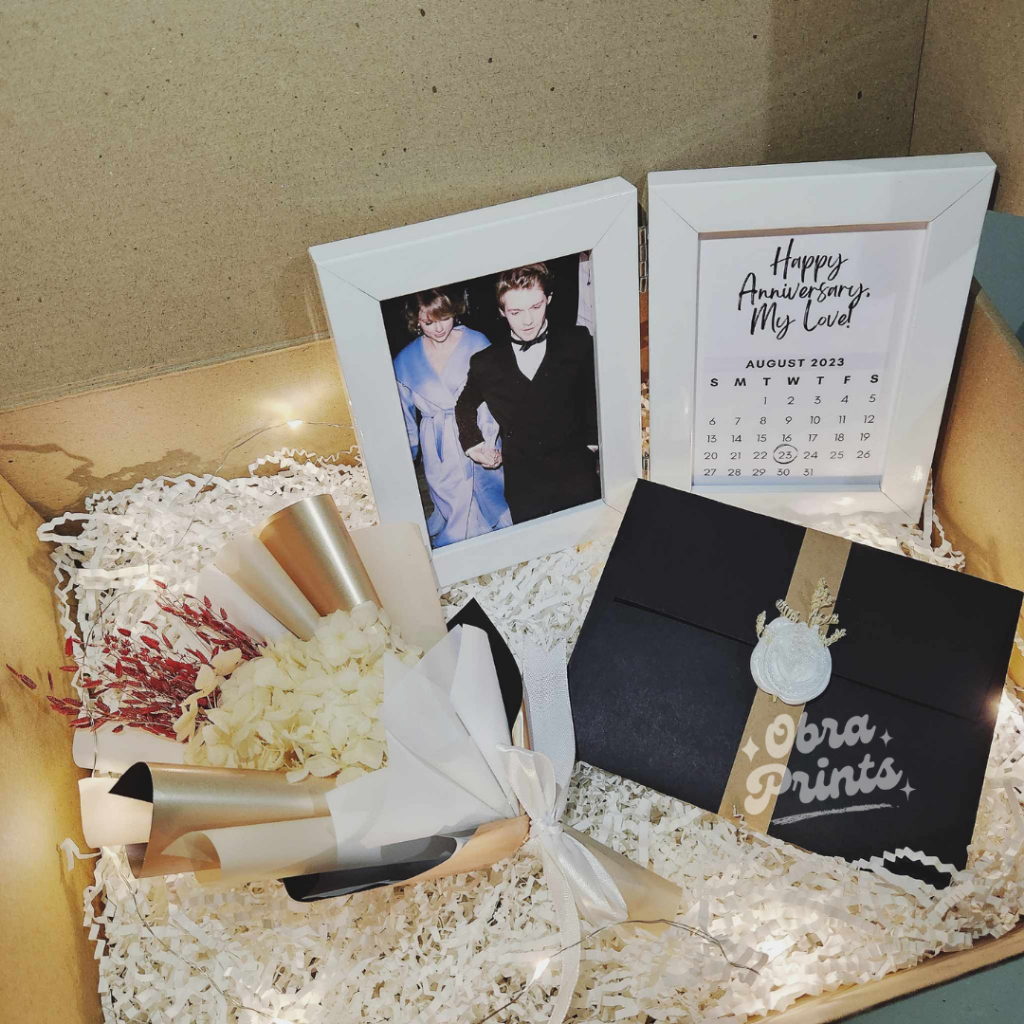 Mini Preserved Flower Bouquet and Calendar Frame Gift Set for