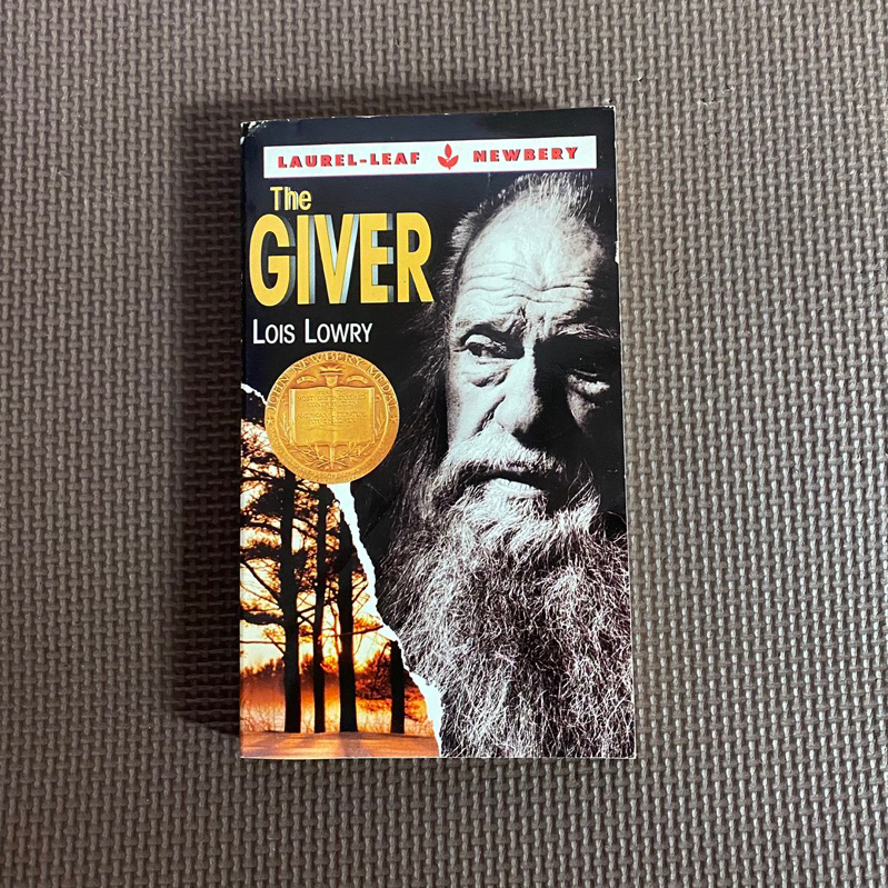 Lois Lowry - The Giver (mmpb) | Shopee Philippines