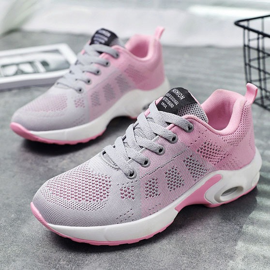 Sports shoes with soft clearance sole