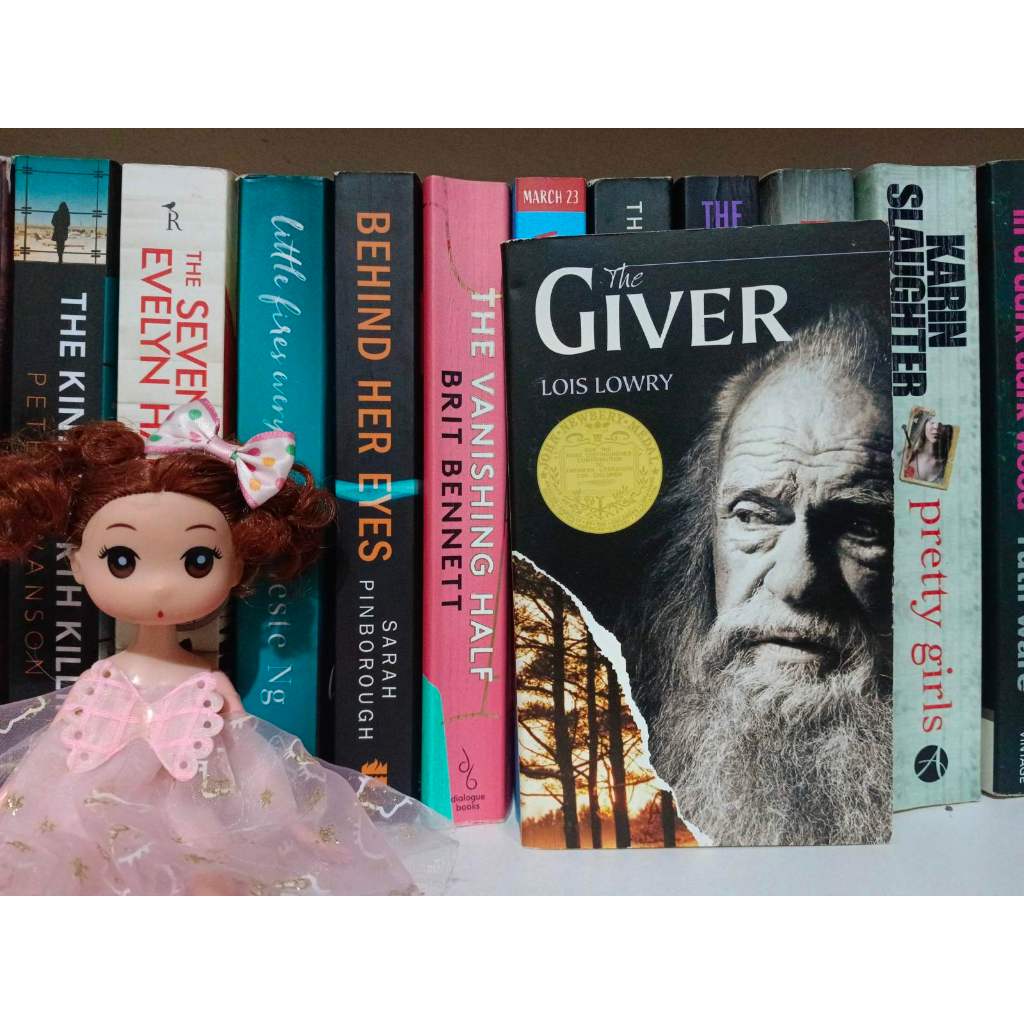 [Mmpb] The Giver by Lois Lowry | Shopee Philippines