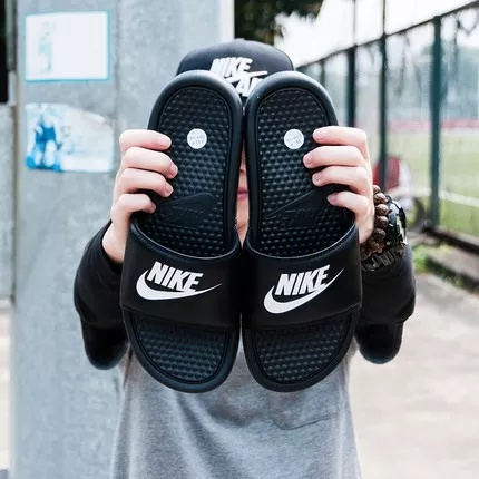 Nike benassi slides women's black 2024 and white