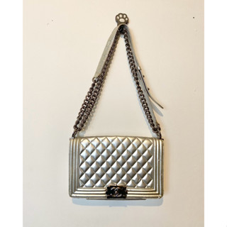 Chanel boy bag online lengthwise