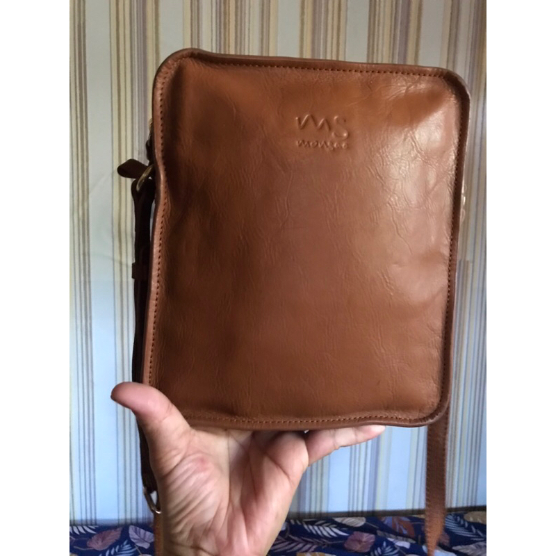 MONSAC Genuine leather unisex sling bag in excellent condition super tibay