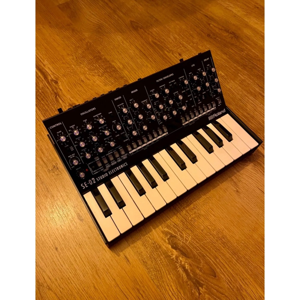 Roland SE02 Analog Synthesizer w/ 3 Oscillators + Roland K25M