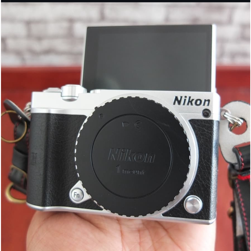 Nikon 1 J5 Mirrorless Digital Camera w/ 1030mm PDZOOM Lens (Silver