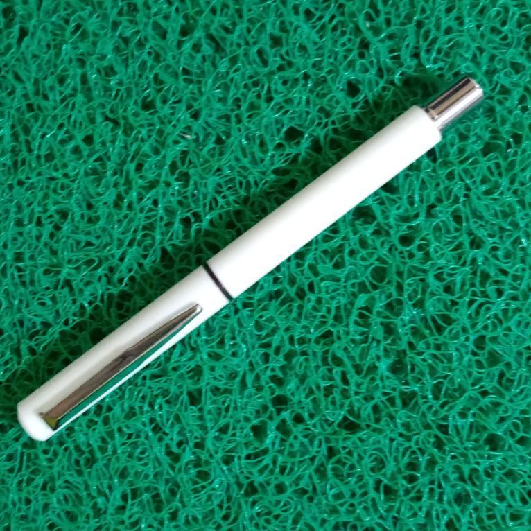 High Quality Sign Pen Gel Ink White Body Metal Finish (pwede set 3pesos ...