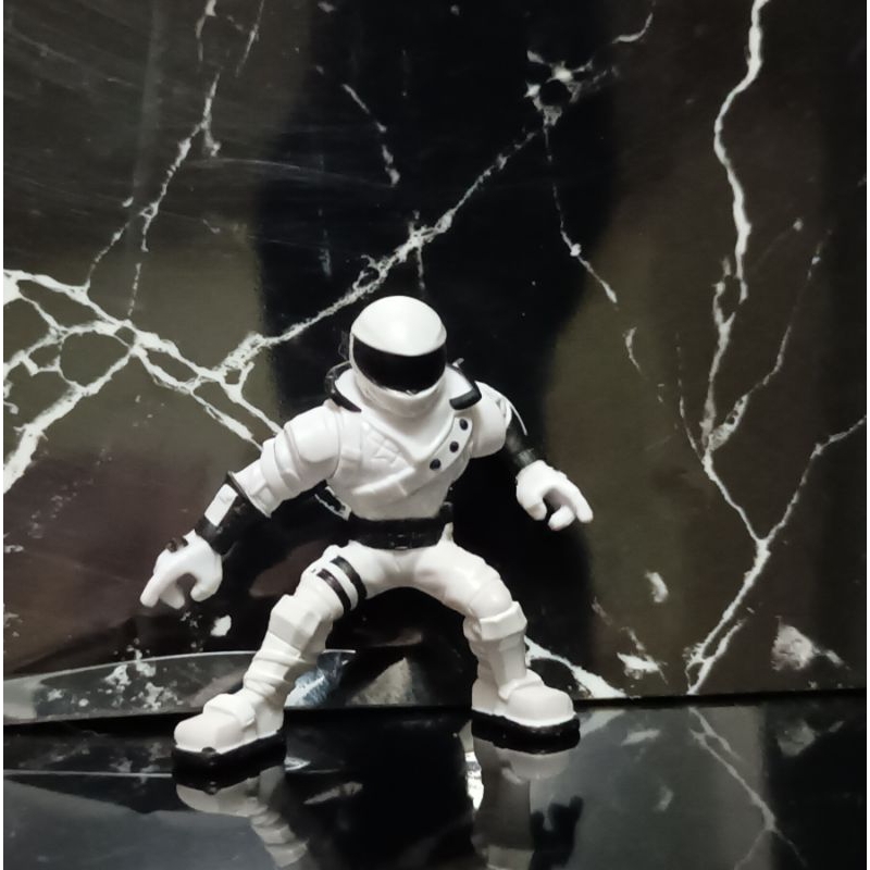 Fortnite - McFarlane Toys - Overtaker - Figurine articulée 17cm
