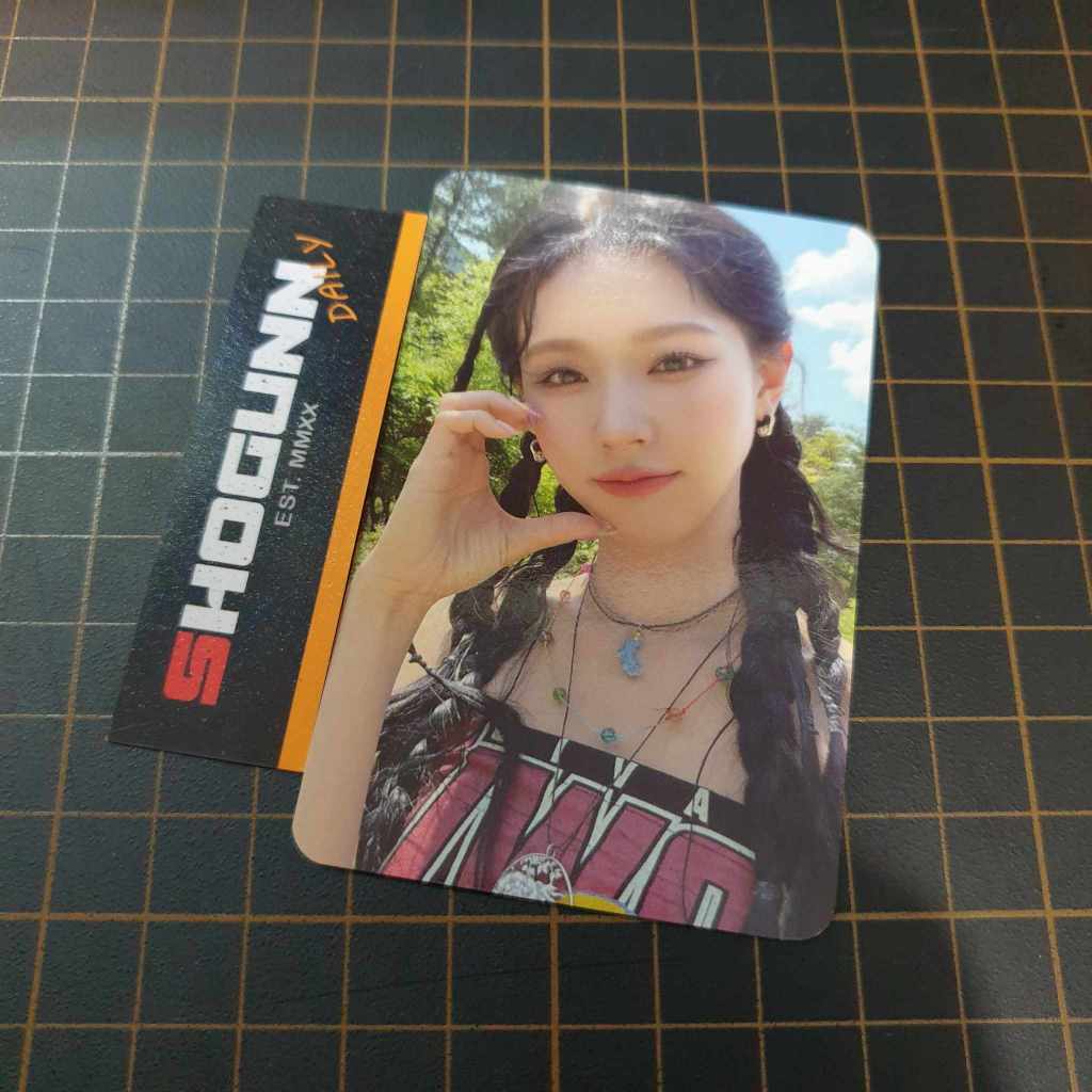 GIDLE MIYEON HALF HEART "I AM FREETY" Official MD Photocard Free Top Loader SHOGUNNDAILY
