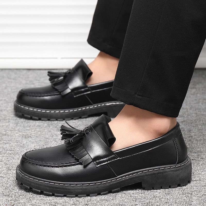 Thick black store pumps