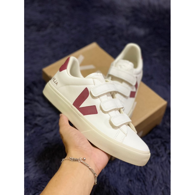 Veja Recife Sneaker in Extra White & Marsala