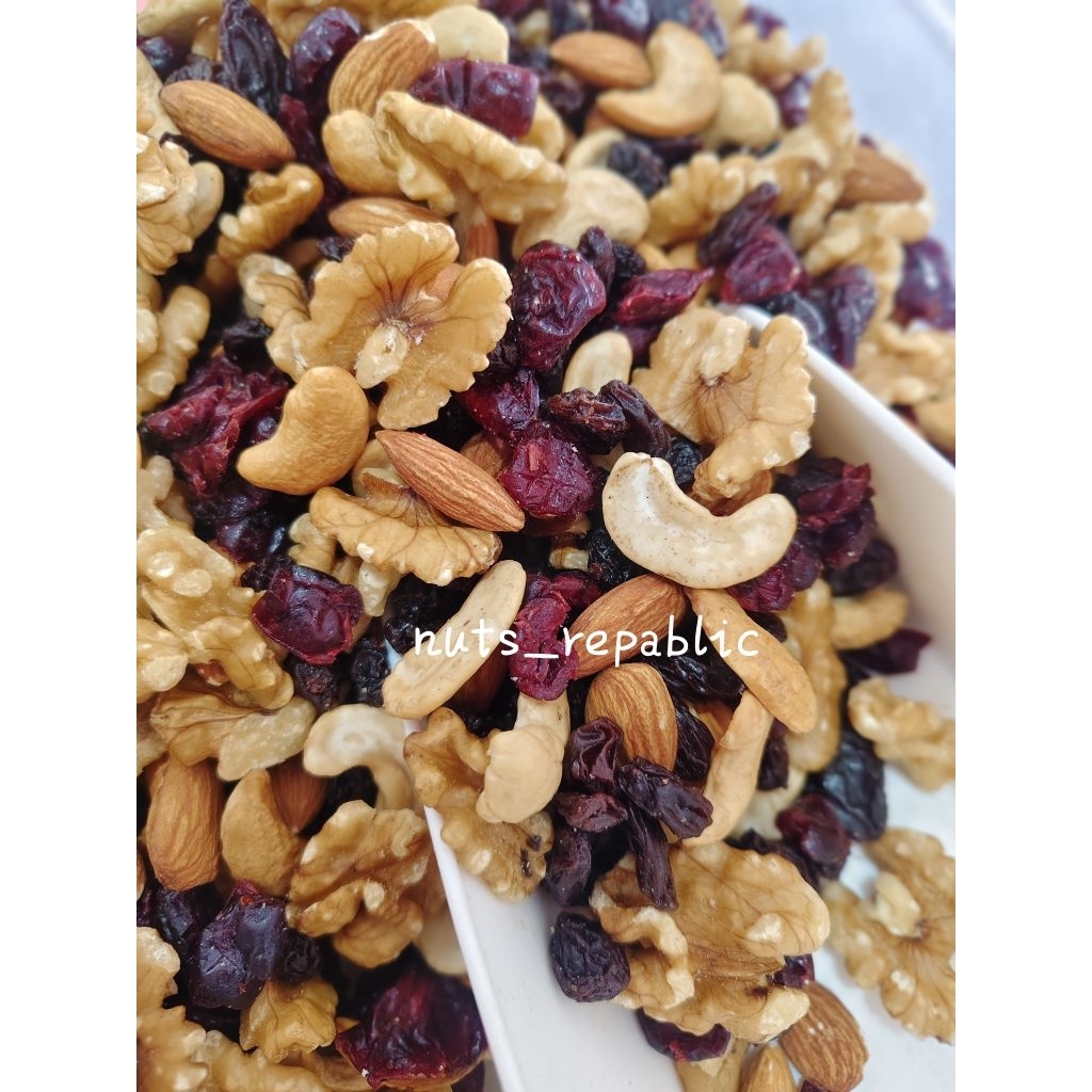 Premium Raw Trail Mix – Walnuts, Almonds, Cashews & Dried Cranberries ...
