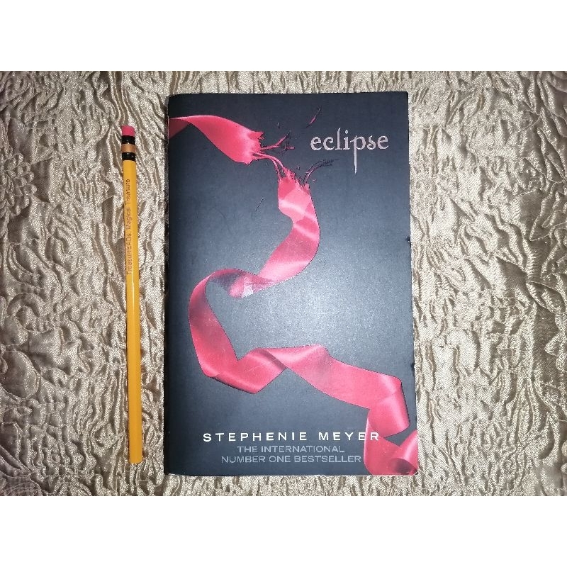 Eclipse (The Twilight Saga, Book 3) bg Stephenie Meyer (Paperback ...