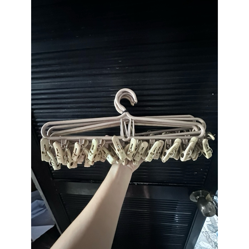 MOCHA ONHAND HANGER WITH 10CLIPS SIPITAN NG DAMIT WITH OTHER COLOR ...