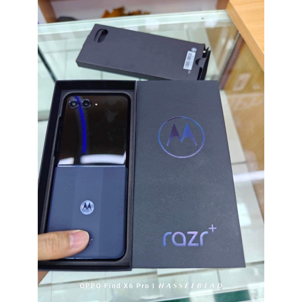thumbnail image 2 of Motorola Moto Razr+ 2024 5G (XT2451-2) - Unlocked 256GB / 12GB RAM, Very Good Condition (AT&T, T-Mobile, Etc.) 2 of 6