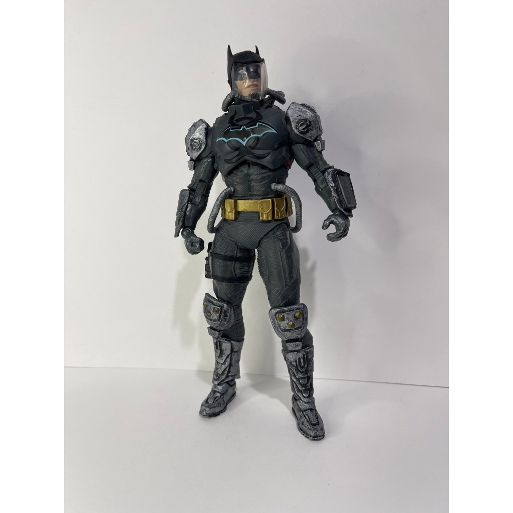 Figura DC Multiverse Batman Hazmat Suit Gold Label – McFarlane Toys, Con Logo Luminoso, Collezione