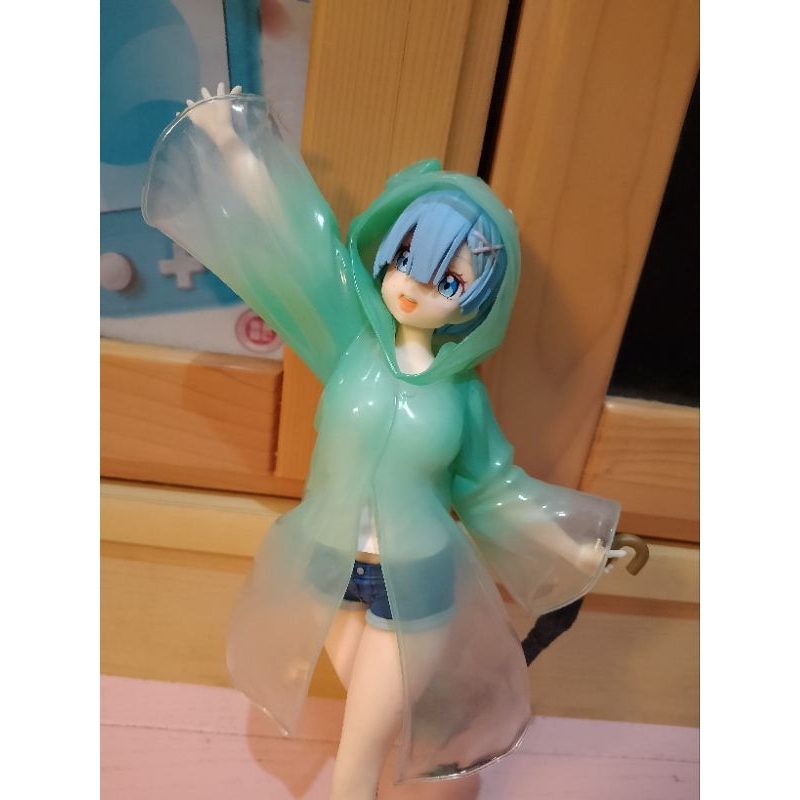 Re:Zero: Rem viste un adorable impermeable en una nueva figura