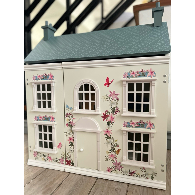 House of Madison PH Cottage Dollhouse with wooden dolls and fairylight  Wooden dollhouse