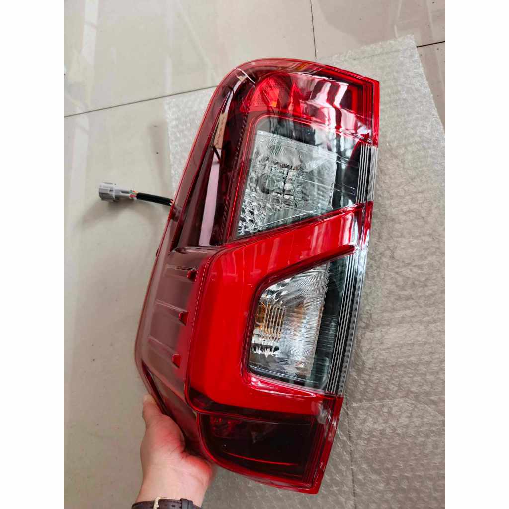 Honda Civic Rear Light / Tail Light - Passenger Side (LH), Rear Outer (Wing) - Non-LED - Foto 4