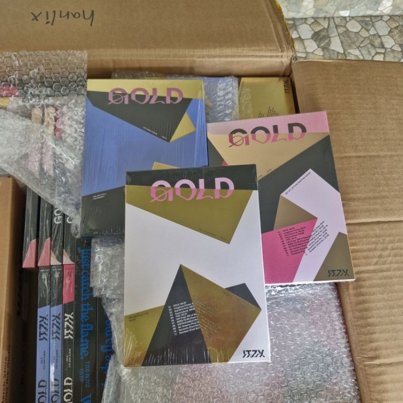 ITZY GOLD ALBUM STANDARD PHOTOBOOK VERSION YEJI LIA RYUJIN CHAERYOUNG ...