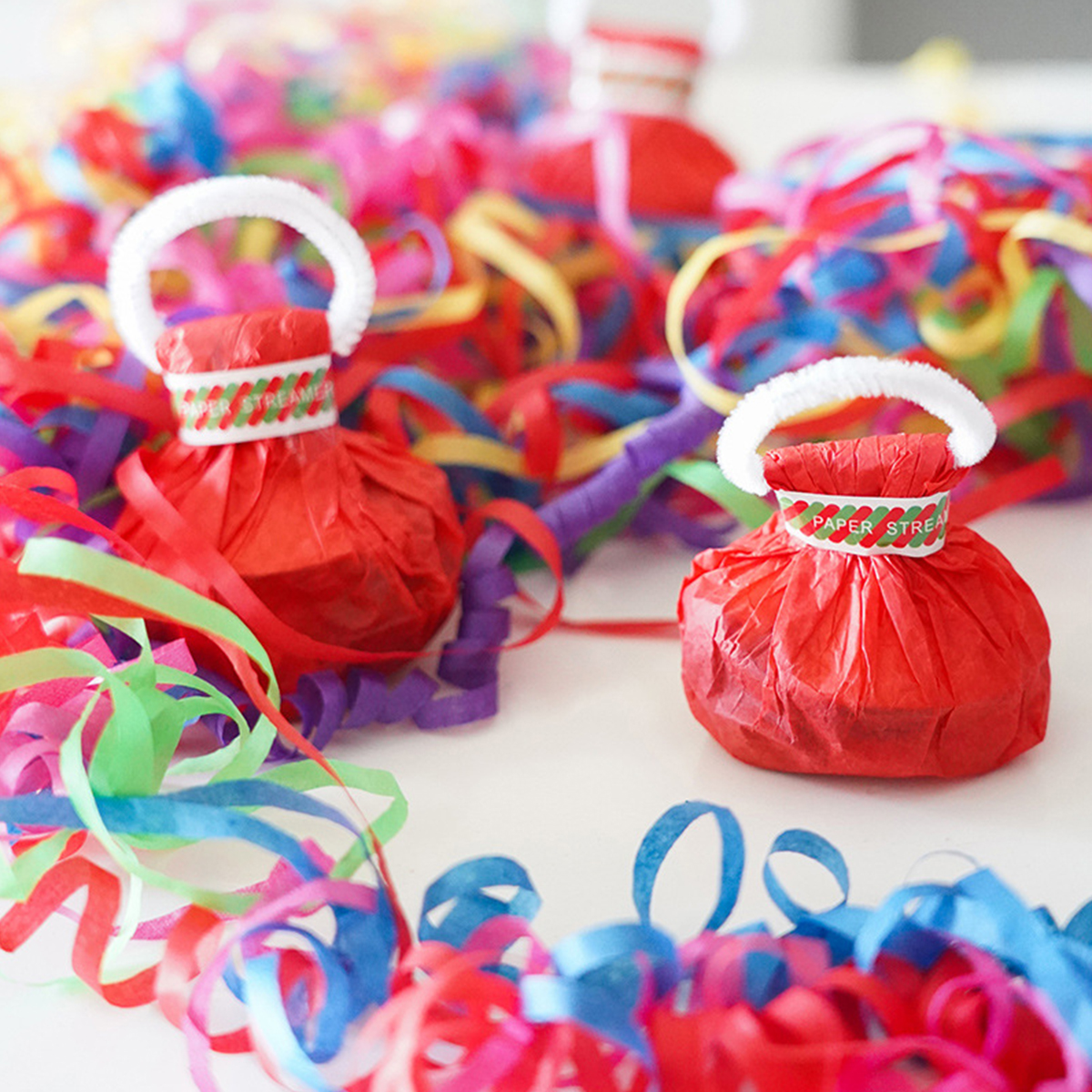ET Party Hand Throwing Confetti Poppers Wedding Birthday Throw ...
