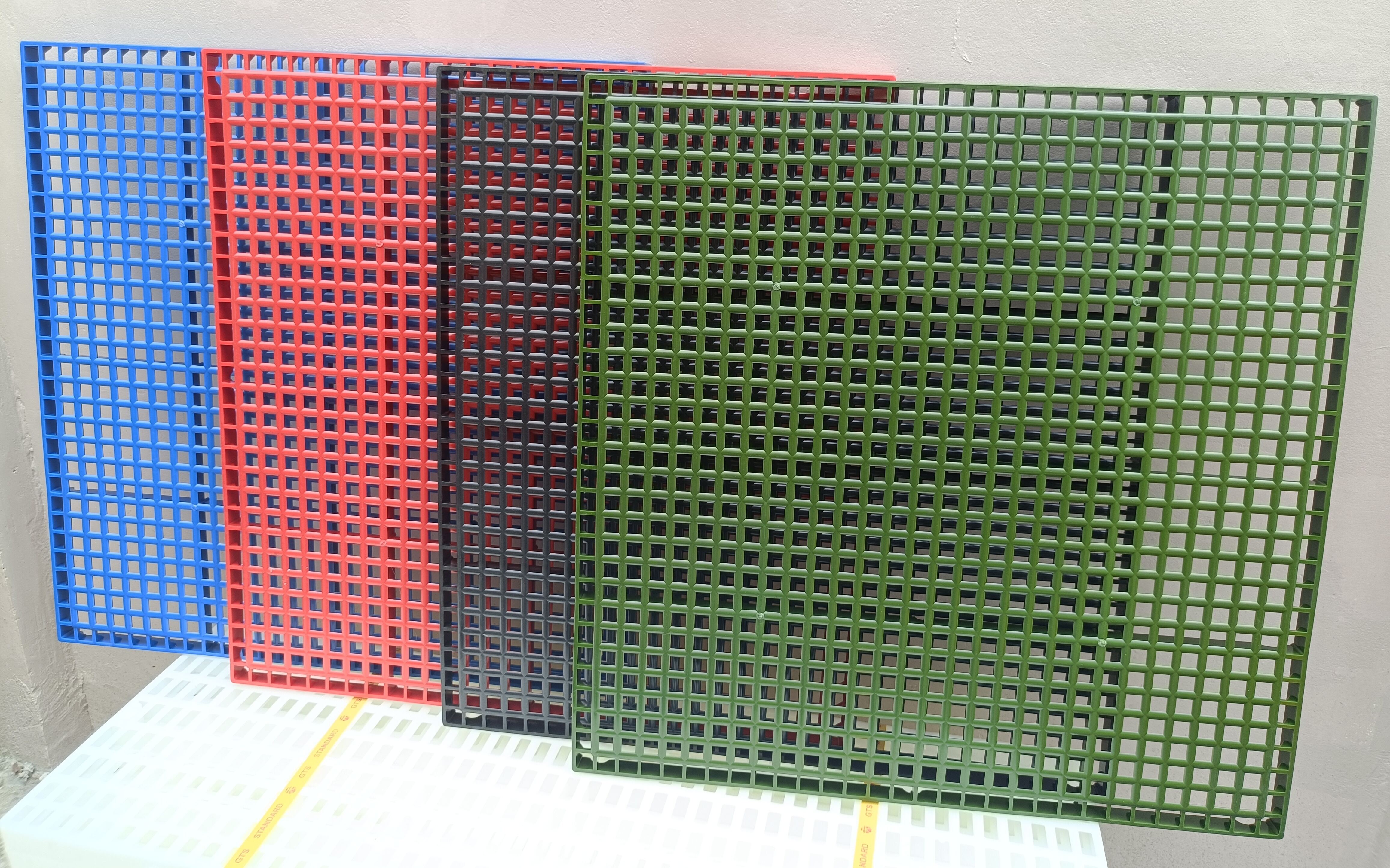 Plastic Rabbit Matting 2x2, Size 2ft.x2ft. plastic rabbit matting ...