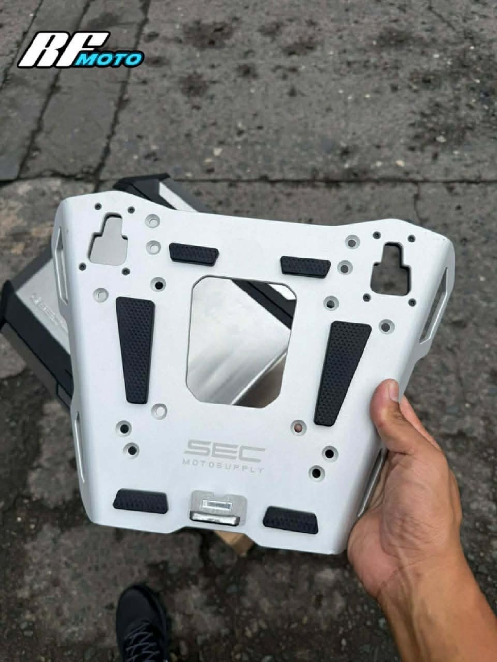 SEC RANGER 50L ALLOY TOP BOX WITH METAL BASE PLATE AND FREEBIES!(Slight ...