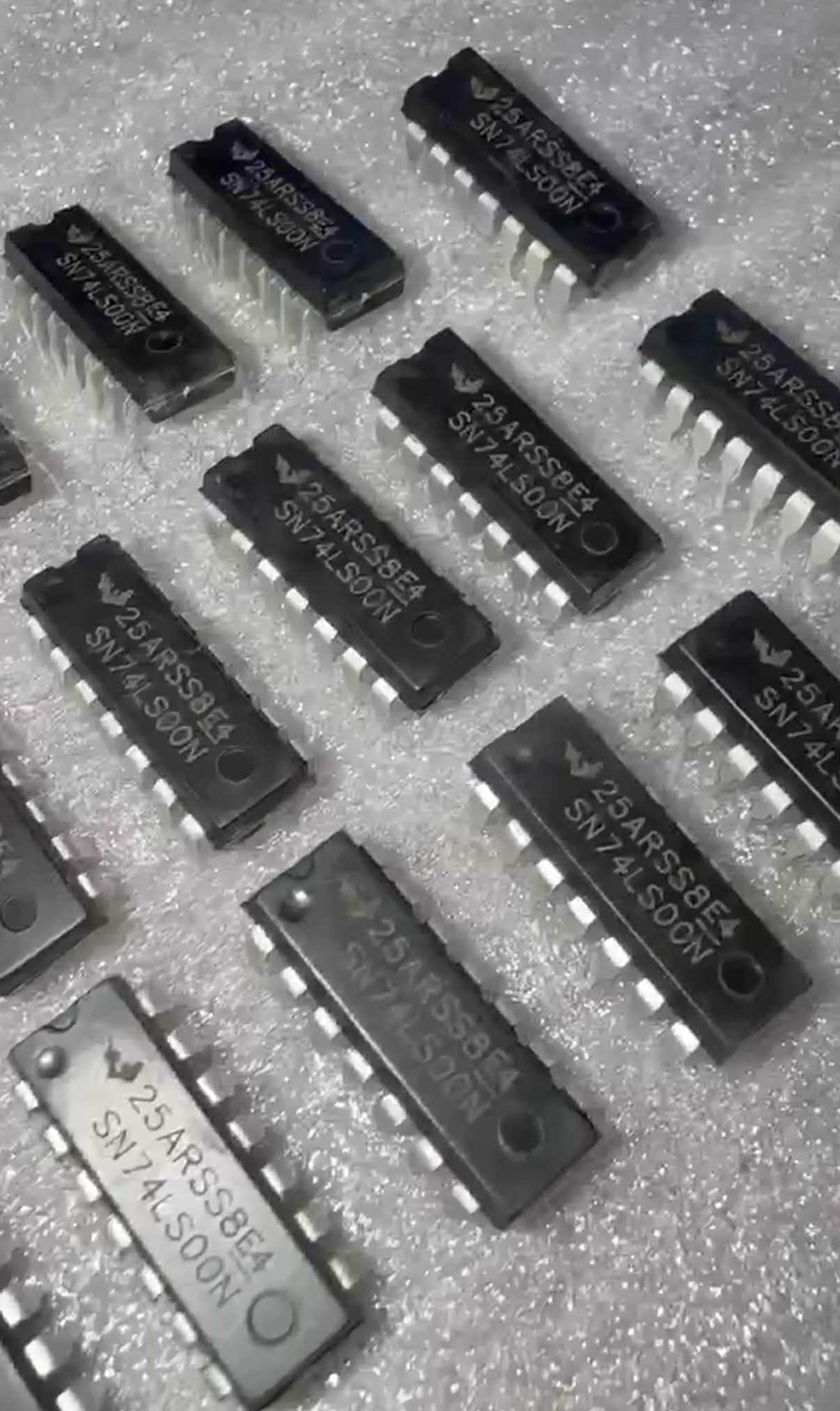 IC 74LS00 NAND DIP 14 Dual D Positive Edge Triggered Flip-Flop with ...