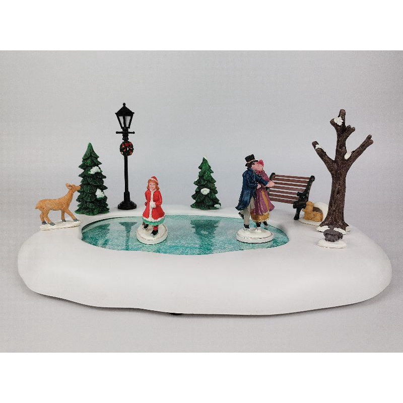LEMAX Pista Da Sci Victorian Skaters – Cod. 94527, Con Luci, 28.5x12.7x20.2 Cm, Per Presepe Nordico, Batterie O Adattatore