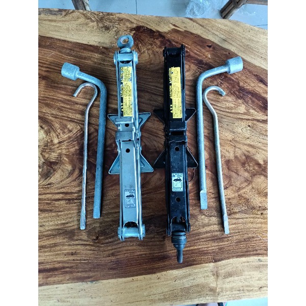 Orig Toyota scissor jack with free tools Shopee Philippines