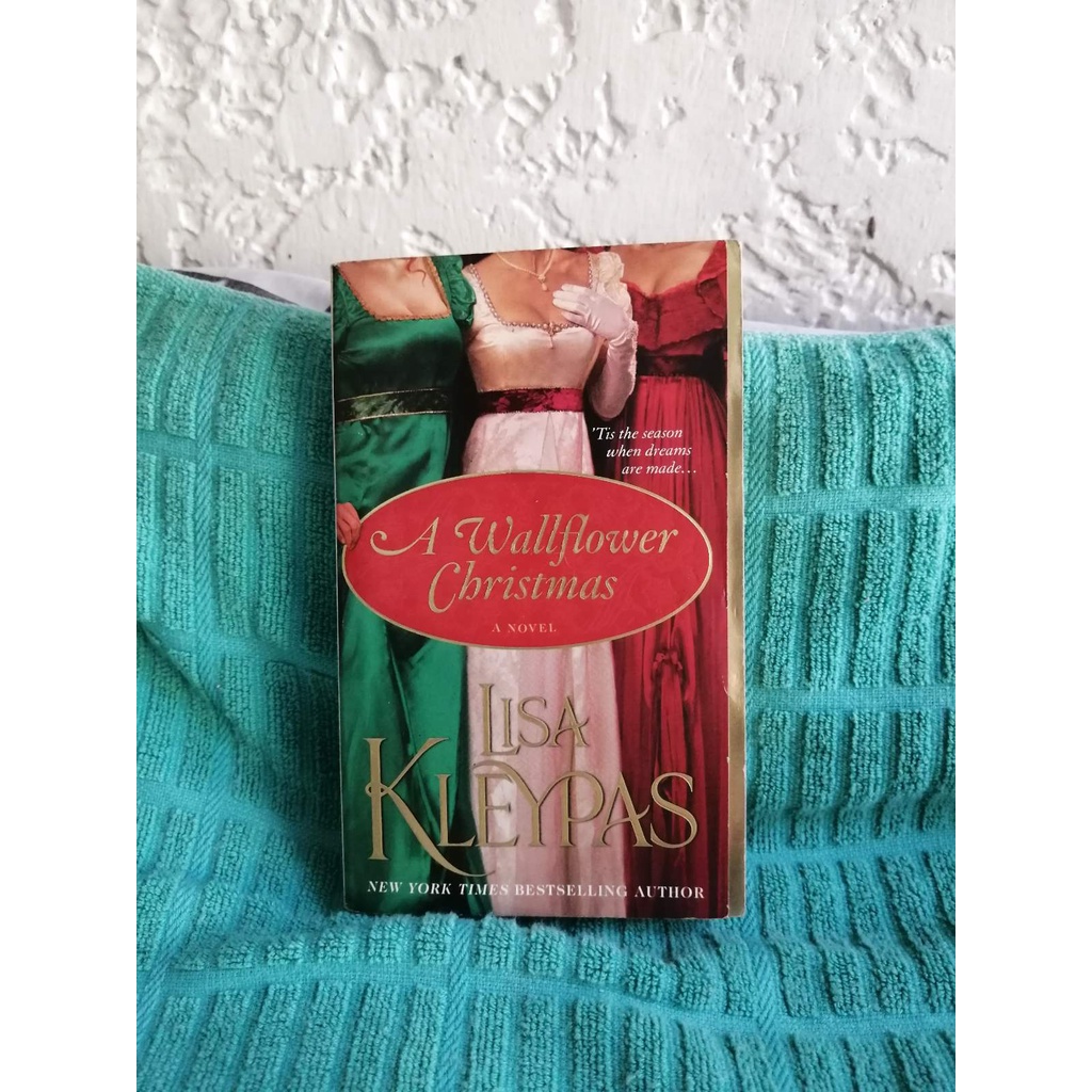 A Wallflower Christmas by Lisa Kleypas (pre loved / MMPB)