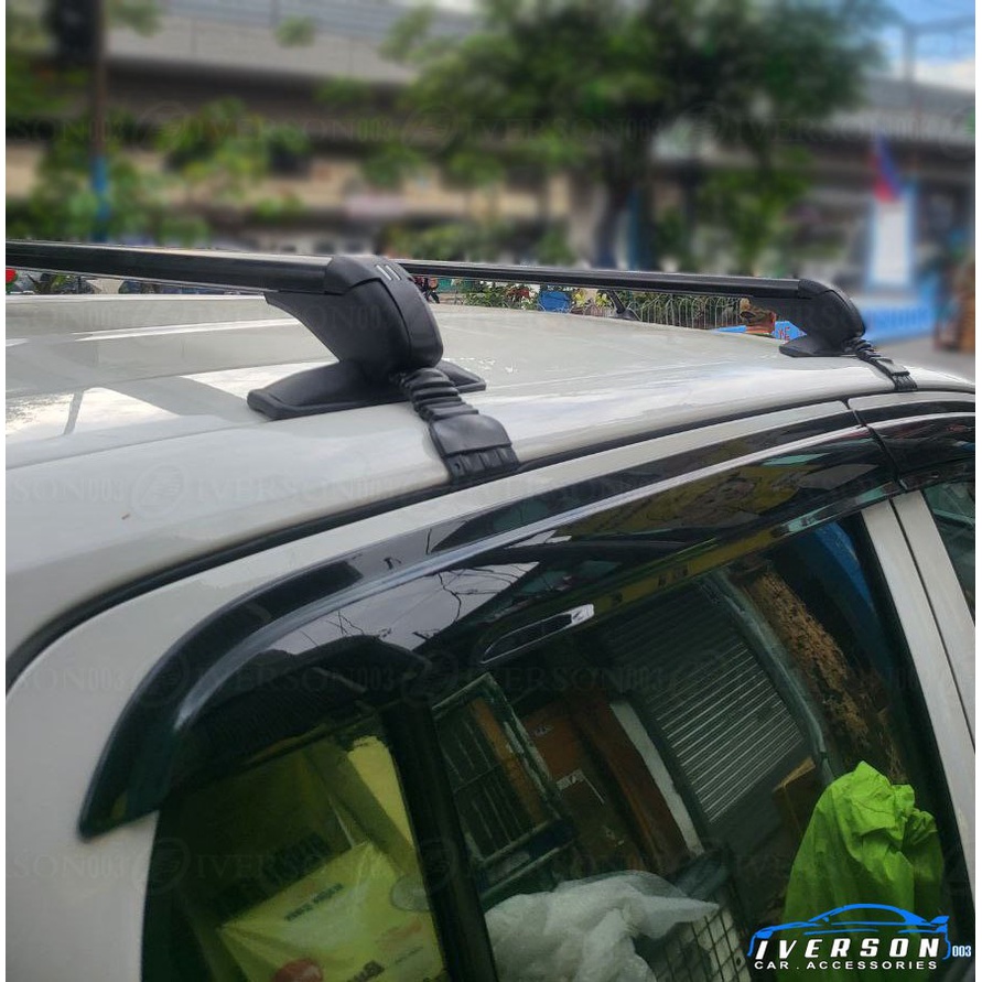 Black Otorack Gutterless Universal Crossbar installed in Toyota Hilux ...