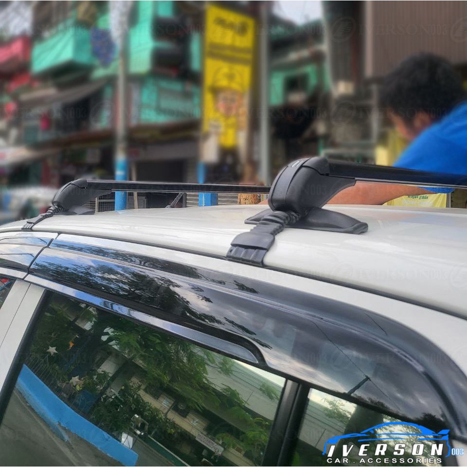 Black Otorack Gutterless Universal Crossbar installed in Toyota Hilux ...