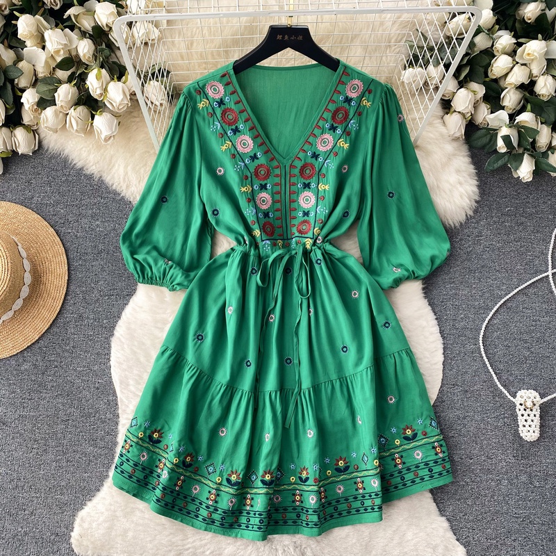 Bohemian holiday style embroidered Vcollar dress A woman's summer lace