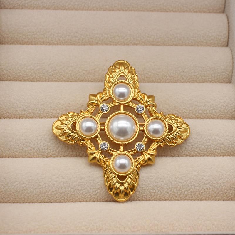 Difference between store brooch and pin