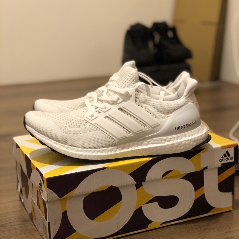 Triple on sale white ub