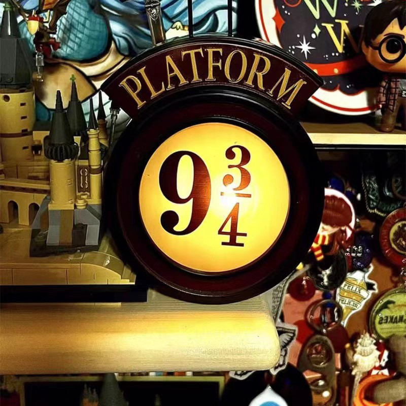 Harry Potter Merchandise Nine Quarter ThreeQuarter Station Table Lamp