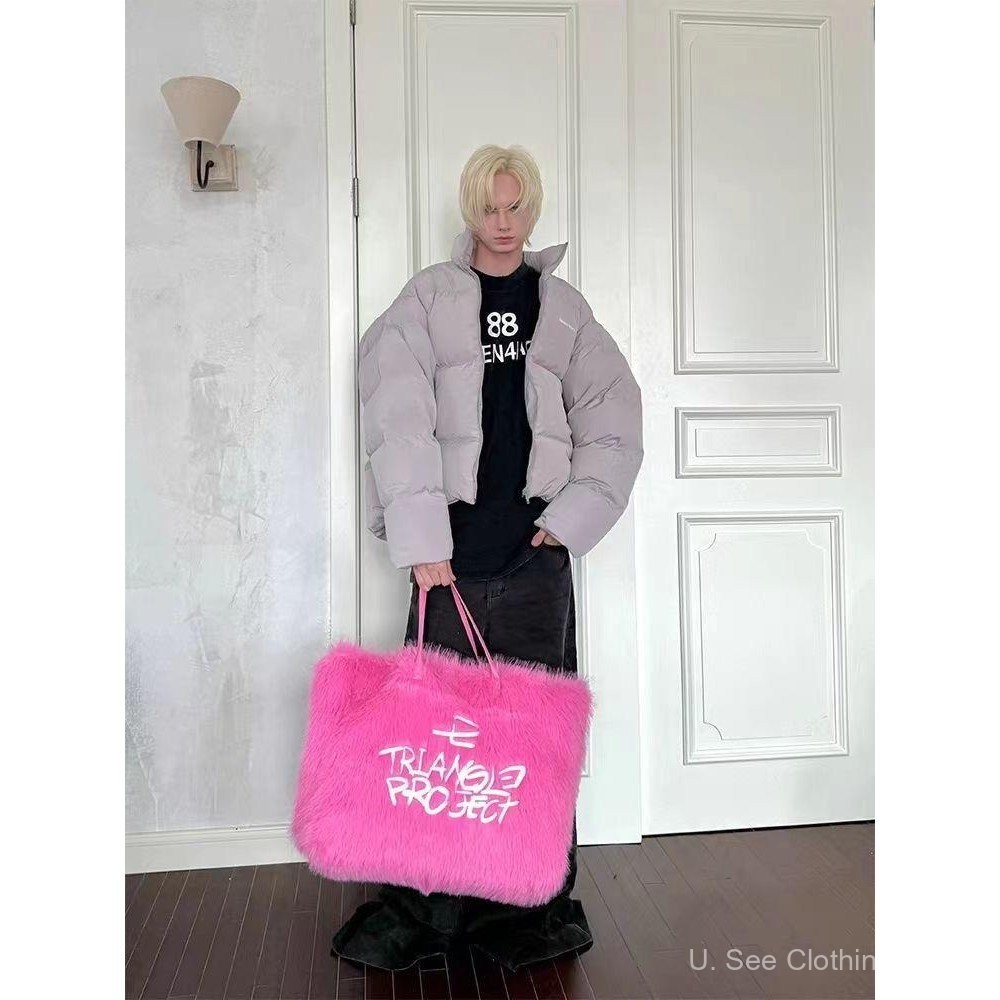 即送 TRIANGLE PROJECT fur bag Triangle Project Furry Tote Bag Colors: Black and Pink Price