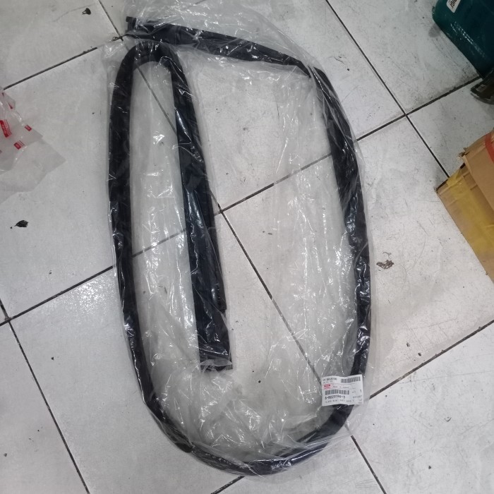 Quality ISUZU GIGA DOOR GLASS RUBBER | Shopee Philippines
