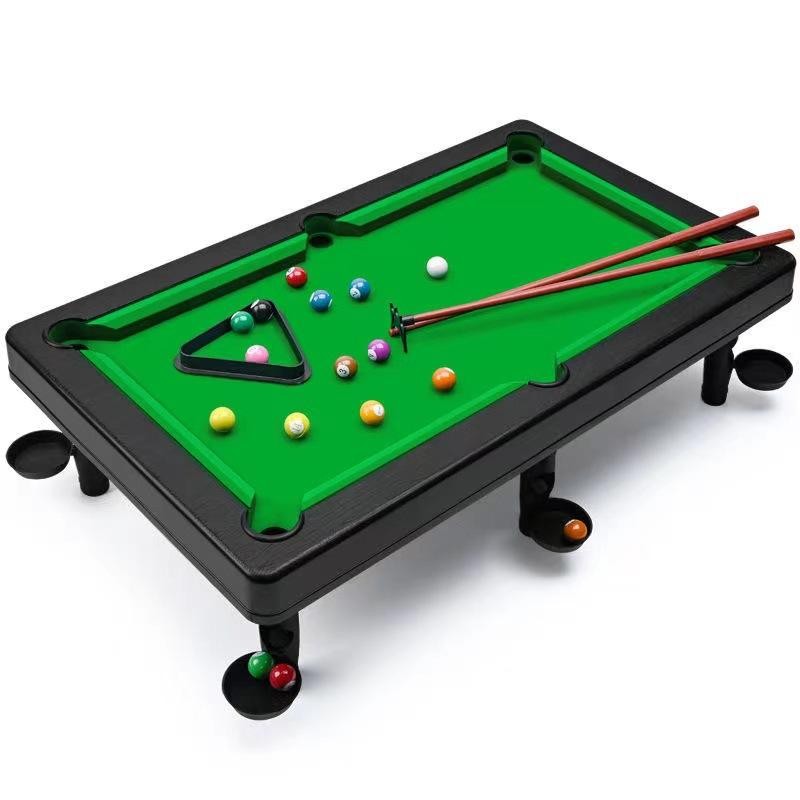 Maliit na bata ay nahuhumaling sa iyong sariling boy laro ng billiards ...