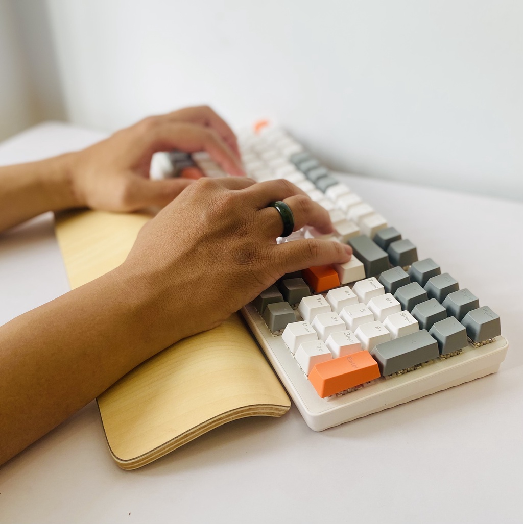 Mechanical Keyboard Armrest, Bendable Wood hugs the Wrist, Prevents ...