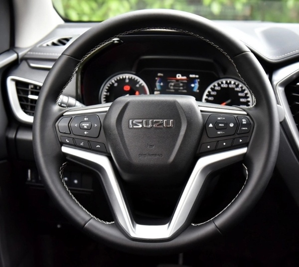 Handsewing Black Artificial Leather Steering Wheel Covers for ISUZU D