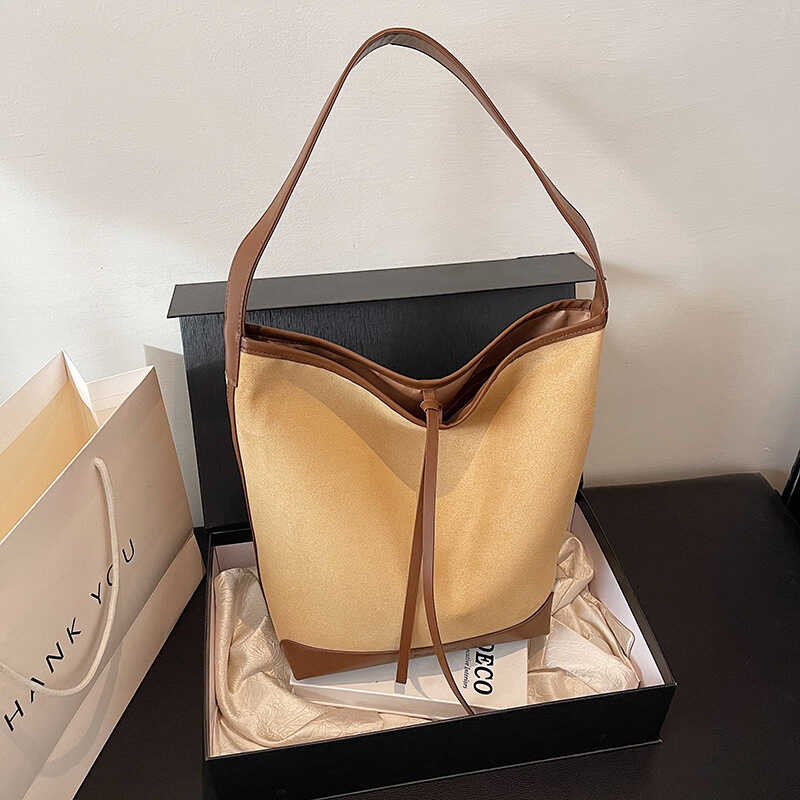 Niche, High-end Commuting Retro Women's Tote Bag