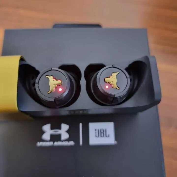 \713;Under Armour UA FLASH PROJECT ROCK True Wireless Headphones