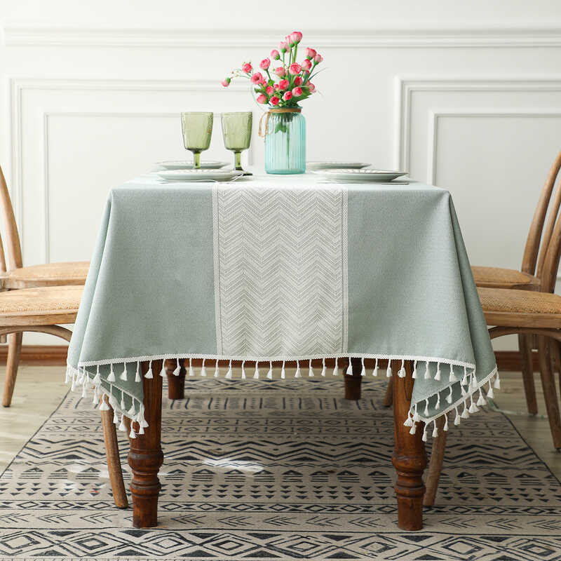 Ang talahanayan ng pagkain ay sakop ng rectangular linen table na may ...