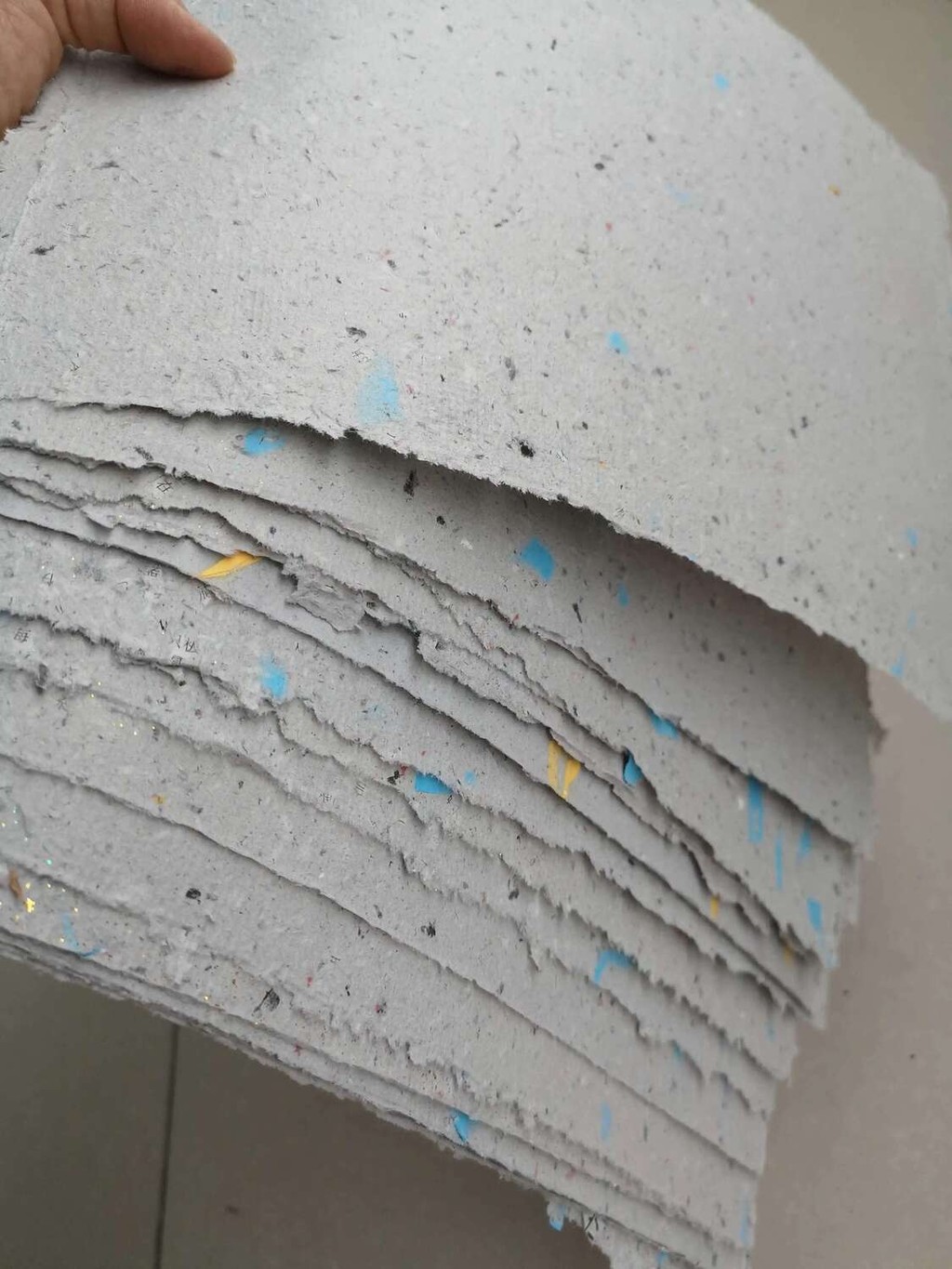 Only hand-made paper, finished newspaper, recycled special paper ...